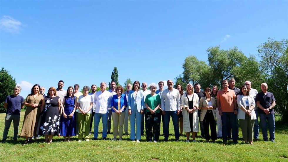 La portavoz nacional del BNG, Ana Pontón, junto a alcaldes de la formación como el de Pontevedra, Miguel Anxo Fernández Lores; la de Santiago, Goretti Sanmartín; y el de Carballo, Daniel Pérez, entre otros