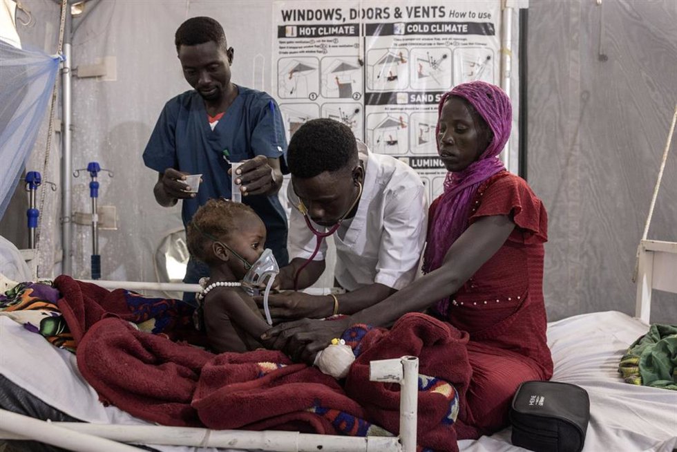 Archivo - Personal sanitario de MSF atiende a un niño desnutrido en el centro de alimentación terapéutica del hospital de MSF en Metche, en el este de Chad, el 8 de agosto de 2024