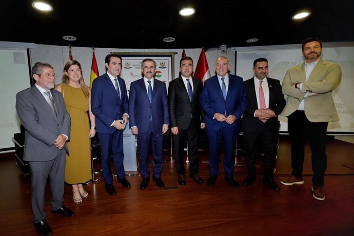 El consejero de Industria, Universidades, Empleo y Comercio, Juan Carlos Suárez-Quiñones; el alcalde de la ciudad, Jesús Julio Carnero; el secretario General de CEOE Castilla y León, David Esteban, y el alcalde de Zakho, Gohdar Shexo, durante el foro