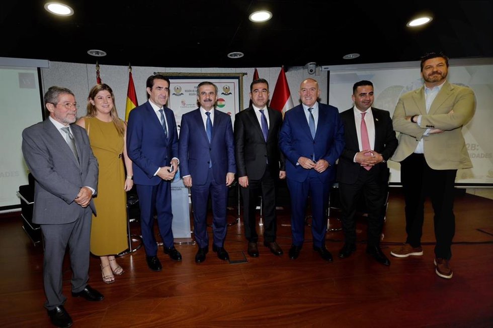 El consejero de Industria, Universidades, Empleo y Comercio, Juan Carlos Suárez-Quiñones; el alcalde de la ciudad, Jesús Julio Carnero; el secretario General de CEOE Castilla y León, David Esteban, y el alcalde de Zakho, Gohdar Shexo, durante el foro