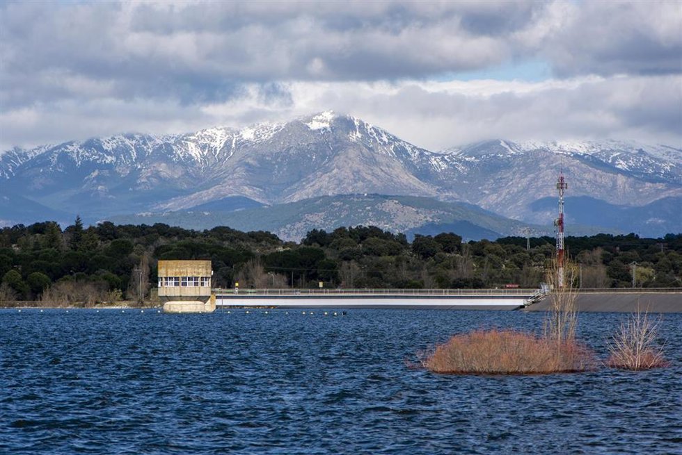 Archivo - Embalse y presa de Valmayor, a 19 de febrero de 2026, en Valdemorillo, Madrid (España).