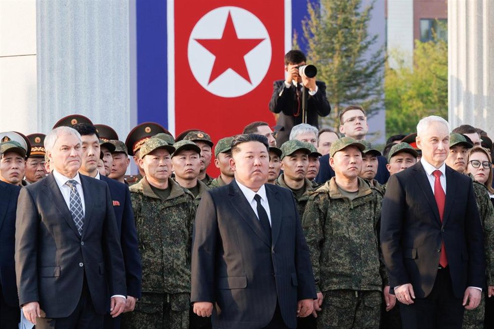 Archivo - Imagen de archivo del líder norcoreano, Kim Jong Un, en el centro.