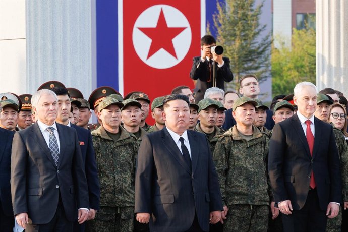 Archivo - Arquivo - Imagem de arquivo do líder norte-coreano, Kim Jong Un, no centro.