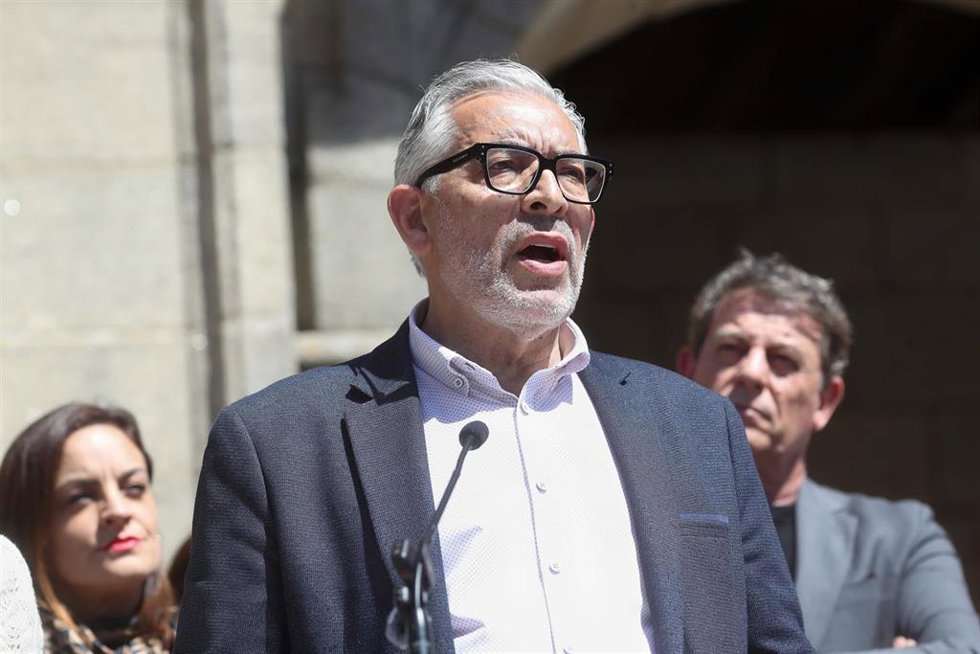 Archivo - El actual alcalde socialista, Miguel Fernández, ofrece declaraciones a los medios con motivo del registro de la moción de censura por parte del PP y una edil tránsfuga, a 22 de abril de 2026, en Lugo, Galicia (España). Los 12 concejales del PP d