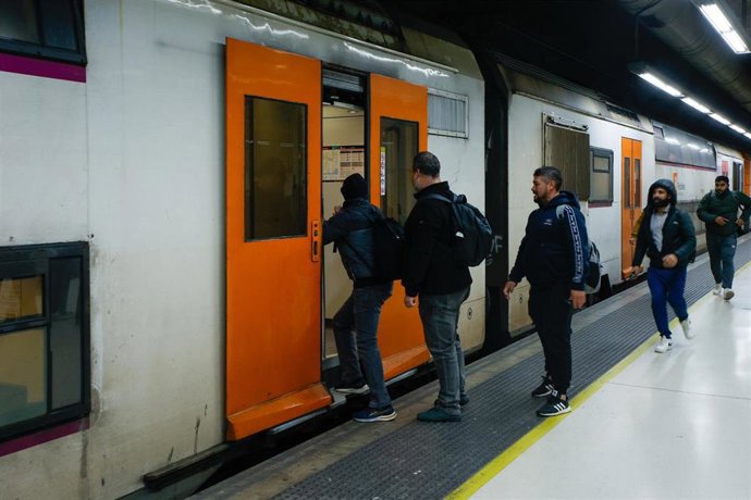 Archivo - Viajeros cogen un tren en la Estación de Sants, a 26 de enero de 2026, en Barcelona, Catalunya (España).