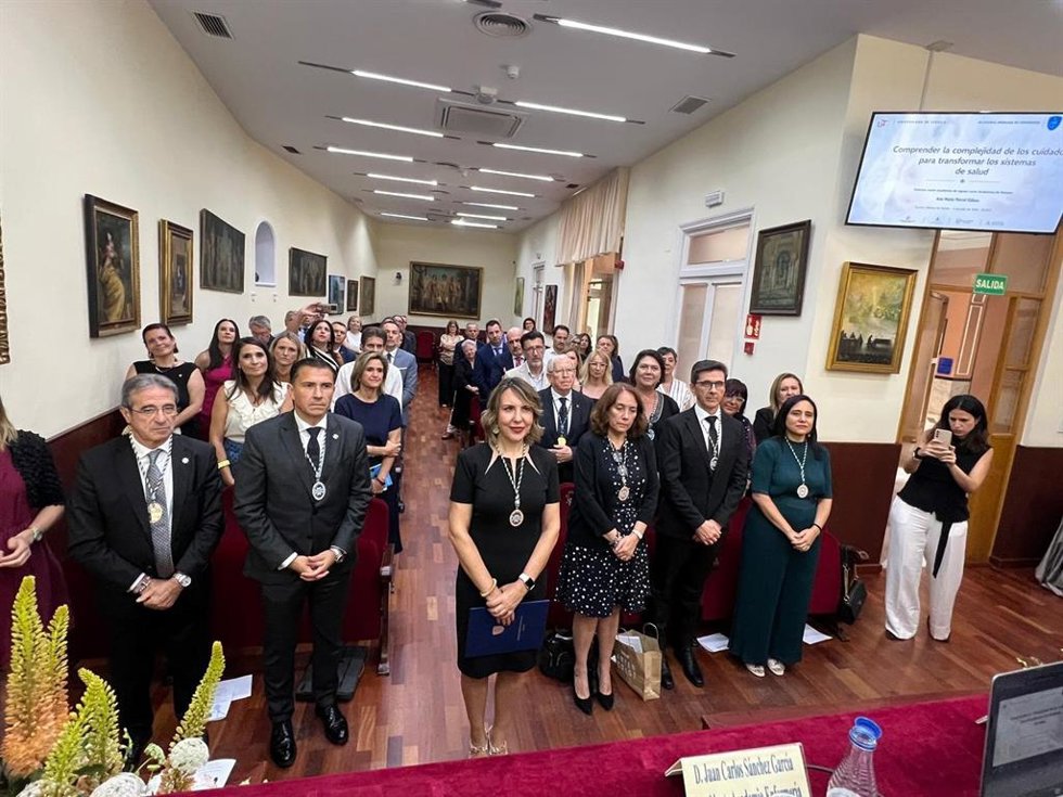 La catedrática de la US Ana María Porcel durante el acto de ingreso en la Academia Andaluza de Enfermería