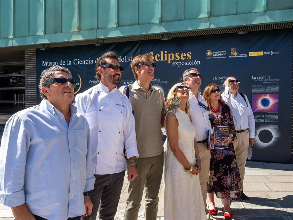 La concejala Irene Carvajal; el director del Servicio Regional del IGN, Jorge Vicente, y el director de Fomento de la Delegación del Gobierno en CyL, Luis Alfonso, en el exterior del Museo de la Ciencia que organiza actividades por el eclipse solar.