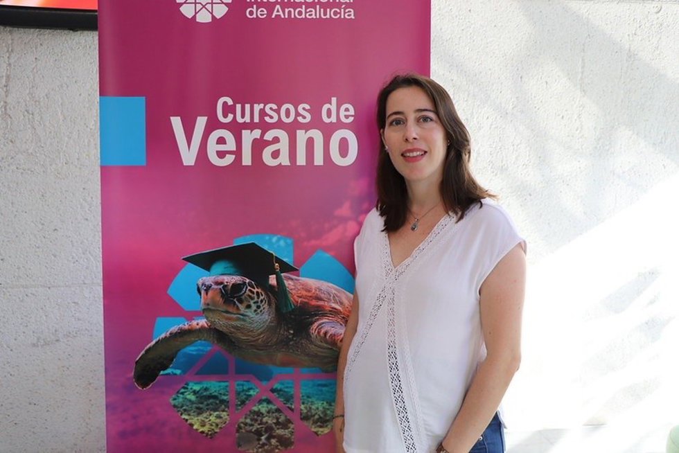 Foto de la directora del curso 'Tecnologia educativa: tendencias e innovaciones para la formación', Violeta Cebrián, durante su estancia en la Sede Tecnológica de Málaga en los cursos de verano de la UNIA