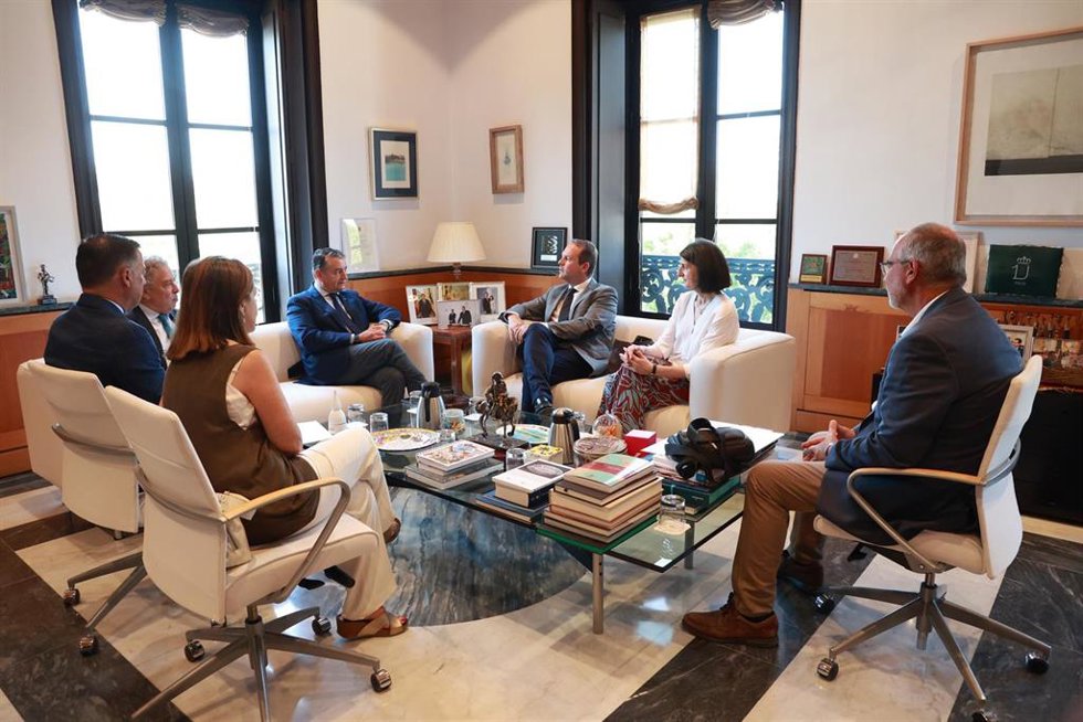 El consejero en funciones de Sanidad, Presidencia y Emergencias, Antonio Sanz , en un encuentro con el rector de la Universidad Internacional de Andalucía, José Ignacio García.