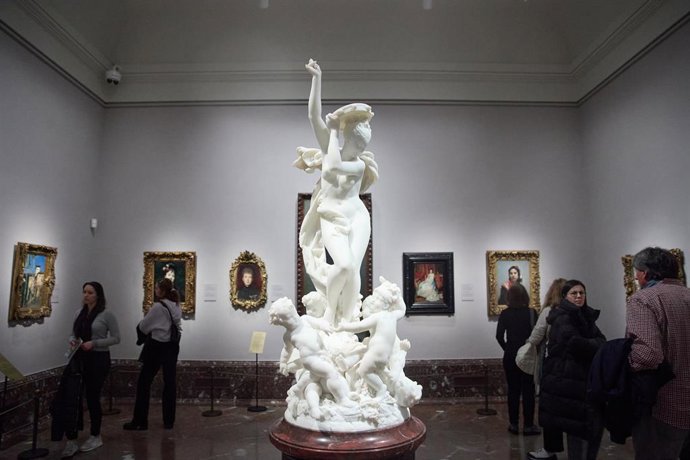 Archivo - Varias personas durante una visita al Museo del Prado de noche, a 2 de marzo de 2024, en Madrid (España).