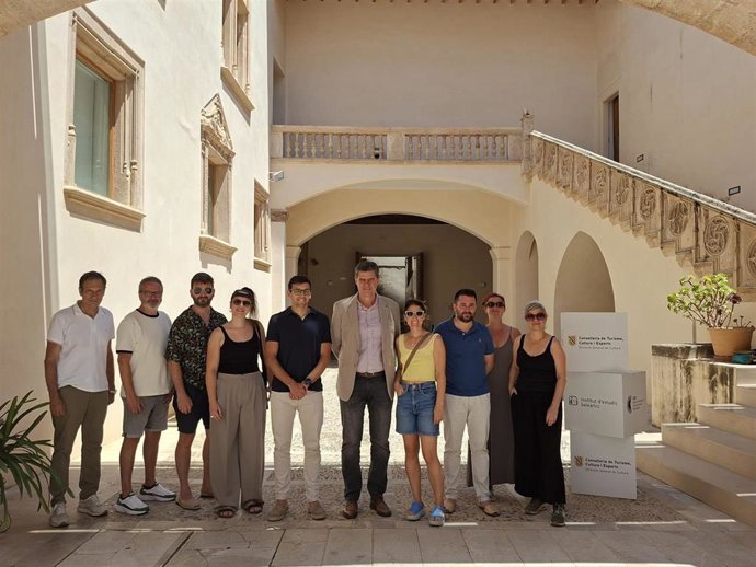 Diez profesionales de las artes escénicas de Baleares participan en el Obrador d'estiu de la Sala Beckett en Barcelona.