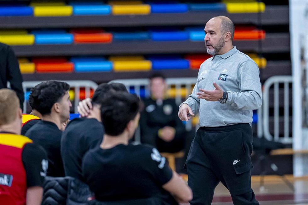 Archivo - Chus Mateo habla con los jugadores durante un entrenamiento de la selección española contra Ucrania en el clasificatoria para el Mundial de Catar 2027