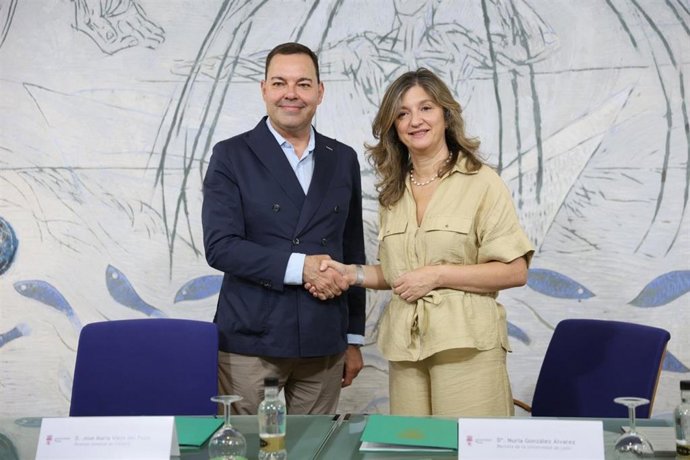 El director general de Fundos, José María Viejo y la rectora de la Universidad de León, Nuria González tras firmar el acuerdo de colaboración.