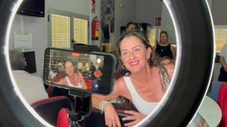 La delegada de la Junta en Almería, Aránzazu Martín, visita el Punto Vuela de Las 500 Viviendas.
