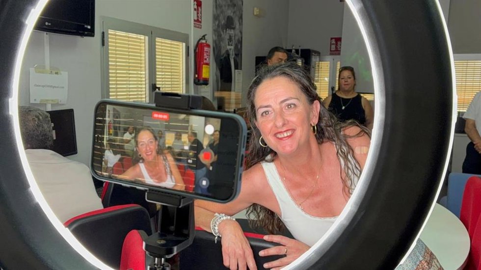La delegada de la Junta en Almería, Aránzazu Martín, visita el Punto Vuela de Las 500 Viviendas.