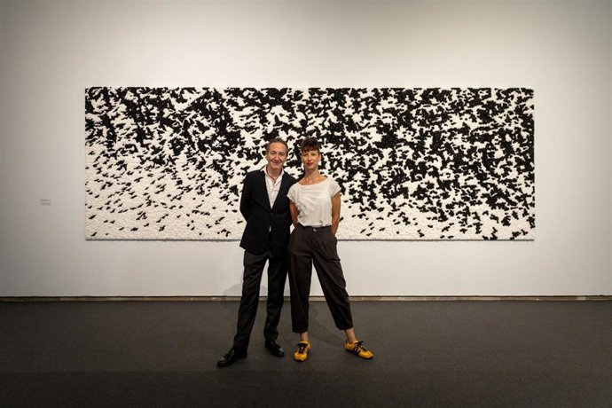 La artista Rocío Garriga y el director-gerente del Consorci de Museus de la Comunitat Valenciana, Nicolás Bugeda. Presentan 'Verse ecpuest_' en el CCCC
