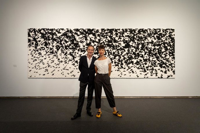 La artista Rocío Garriga y el director-gerente del Consorci de Museus de la Comunitat Valenciana, Nicolás Bugeda. Presentan 'Verse ecpuest_' en el CCCC