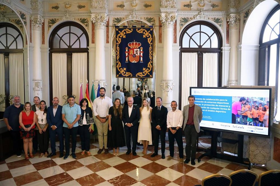 El alcalde de Málaga, Francisco de la Torre (5d), durante la presentación del programa para la promoción de entornos deportivos seguros, la protección y prevención de la violencia a los menores. A 1 de julio de 2026 en Málaga (Andalucía, España).