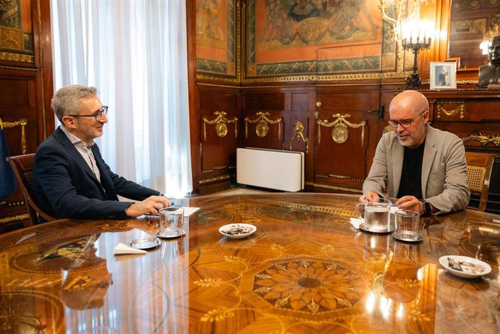El ministro de Hacienda, Arcadi España, junto al secretario general de CCOO, Unai Sordo.
