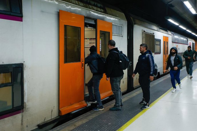Archivo - Viatgers en un tren de Rodalies
