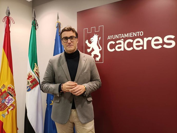 Archivo - El concejal de Cultura, Educación y Comercio del Ayuntamiento de Cáceres, Jorge Suárez, en una foto de archivo