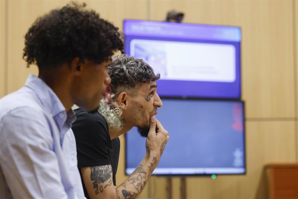 Los cantantes 'El Jincho' (d) y 'Osiris El Enemy' (i) durante el juicio en la Audiencia Provincial de Valencia, a 18 de junio de 2026, en Valencia, Comunidad Valenciana (España). 