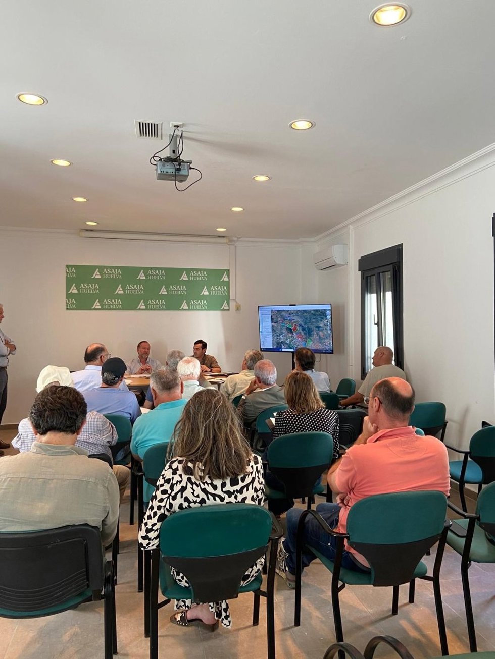 Reunión entre la Junta de Andalucía y Asaja-Huelva para analizar los incendios de junio.