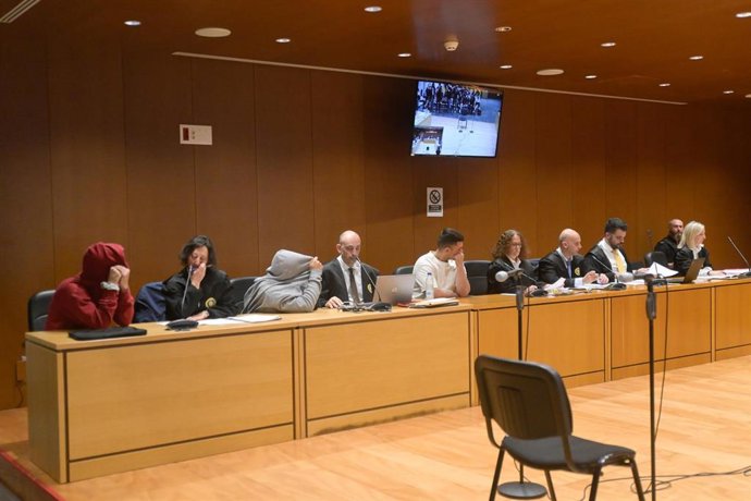 Los tres acusados y sus abogados en la Audiencia Provincial de A Coruña, a 11 de junio de 2026.