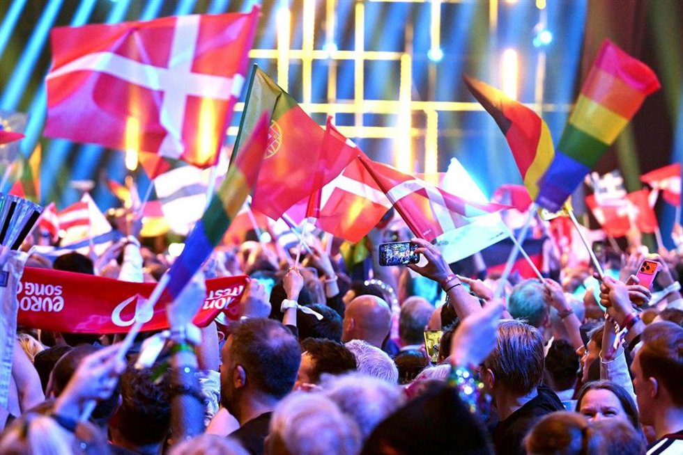 Archivo - 16 May 2026, Austria, Vienna: Fans wave flags of various countries during the Eurovision Song Contest (ESC) final at the Wiener Stadthalle. Photo: Helmut Fohringer/APA/dpa