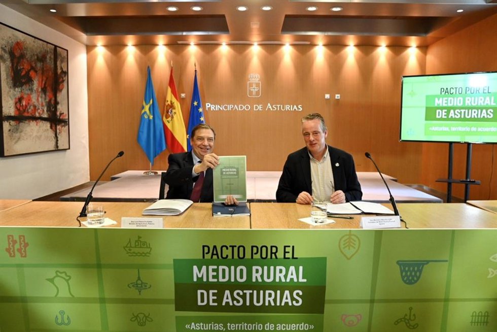 El ministro Luis Planas junto al consejero de Medio Rural del Principado de Asturias, Marcelino Marcos, este miércoles en Oviedo.