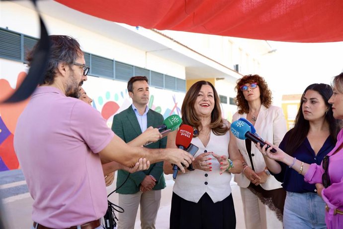 La consejera de Desarrollo Educativo y Formación Profesional en funciones, María del Carmen Castillo,  en una atención a medios durante su visita al colegio de Educación Infantil y Primaria Virgen de la Luna en Escacena del Campo (Huelva).