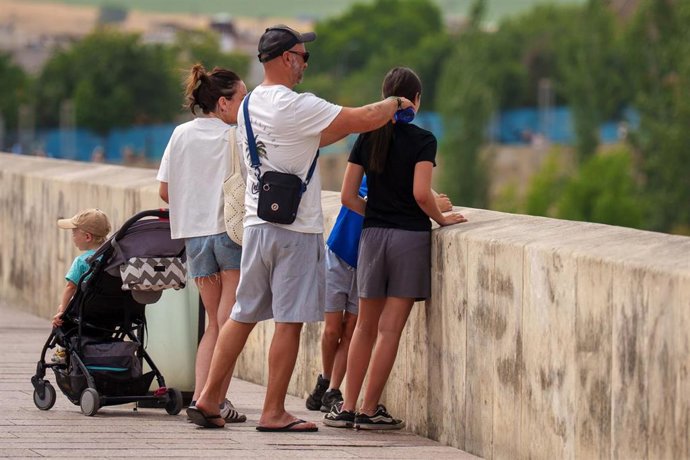 Turistas visitan la capital cordobesa encontrándose bajo aviso rojo por calor con máximas de 44º. A 23 de junio de 2026 en Córdoba (Andalucía, España).