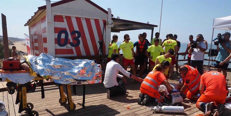 Simulacro de rescate acuático en Mazagón (Huelva).