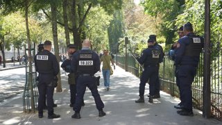 (Foto de ARCHIVO)  Agentes de la Policía se preparan para las movilizaciones, a 18 de septiembre de 2025, en París (Francia). Varios sindicatos franceses han convocado para este jueves, 18 de septiembre, una nueva jornada de huelga general que, según las