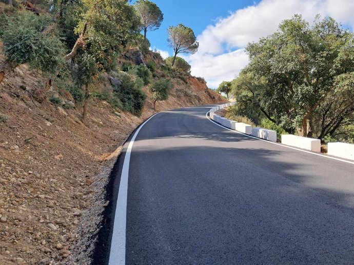 Carretera Jimena-Puerto Galis tras ser arreglada por la Diputación.