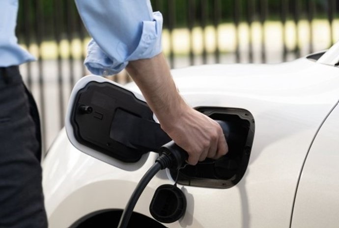 Archivo - Vehículos eléctricos, cargadores eléctricos