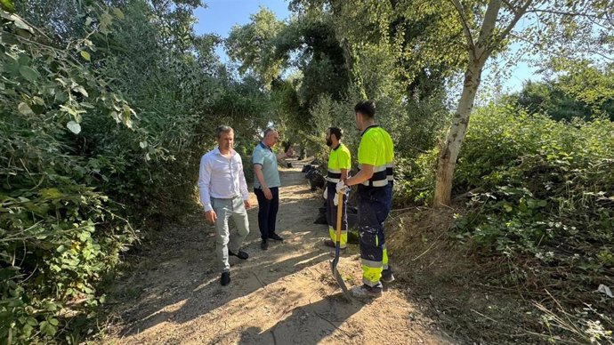 Visita los trabajos que se realizan en la senda fluvial del Río Frío.
