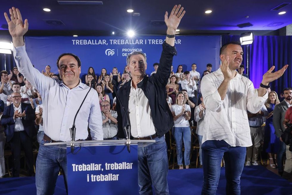 El presidente del Partido Popular, Alberto Núñez Feijóo (c), el presidente de la Generalitat Valenciana, Juanfran Pérez Llorca (i), y el presidente provincial del PP de Valencia, Vicente Mompó (d), durante la reunión de la Junta Directiva del PP