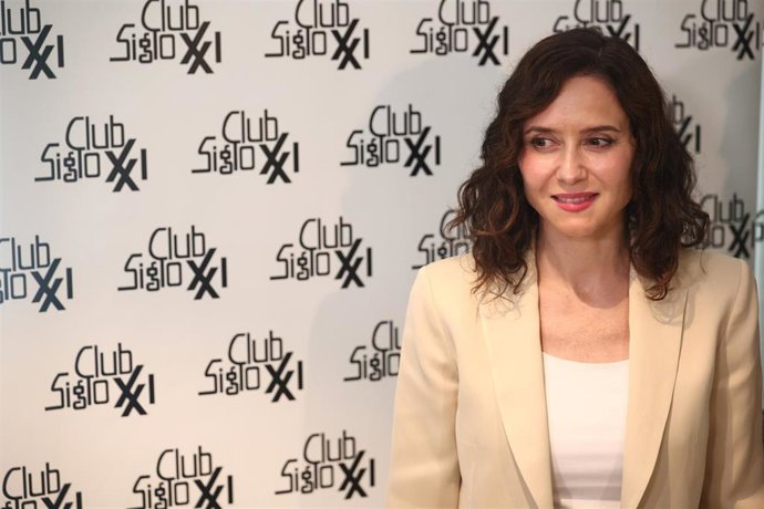 La presidenta de la Comunidad de Madrid, Isabel Díaz Ayuso, durante la celebración del almuerzo-coloquio del Club Siglo XXI, a 1 de julio de 2026, en Madrid (España). 