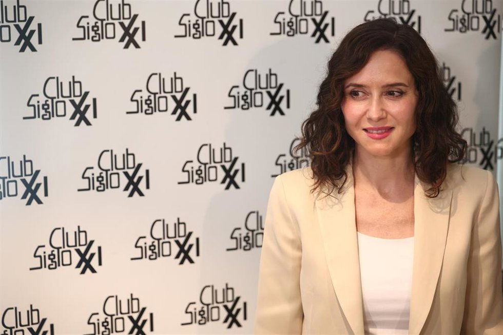 La presidenta de la Comunidad de Madrid, Isabel Díaz Ayuso, durante la celebración del almuerzo-coloquio del Club Siglo XXI, a 1 de julio de 2026, en Madrid (España). 