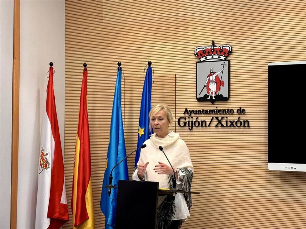 Archivo - La portavoz de Vox en el Ayuntamiento de Gijón, Sara Álvarez Rouco, en rueda de prensa en el Consistorio gijonés.