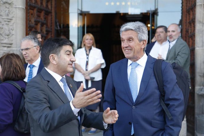 El delegado del Gobierno en Castilla-La Mancha, José Pablo Sabrido, en la reunión de la Cicape en Santiago de Compostela.