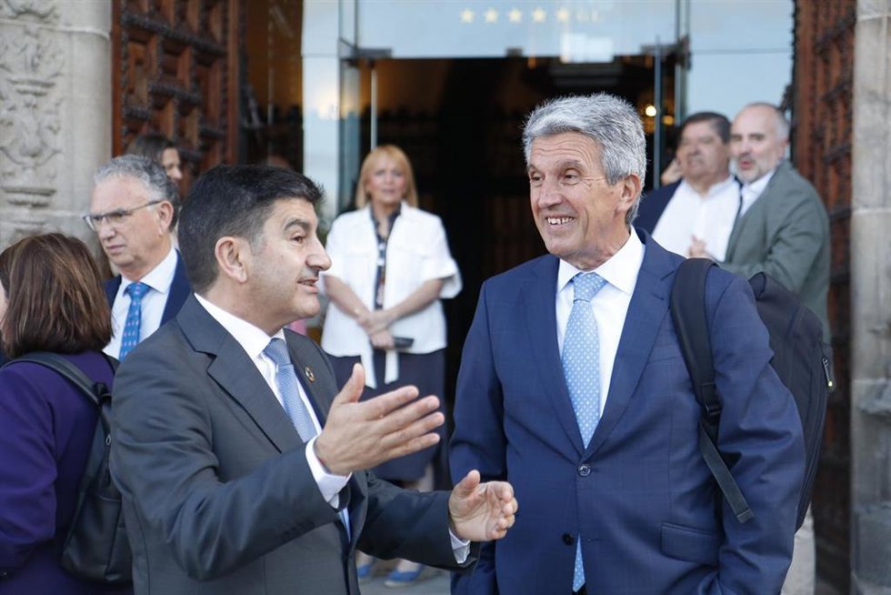 El delegado del Gobierno en Castilla-La Mancha, José Pablo Sabrido, en la reunión de la Cicape en Santiago de Compostela.