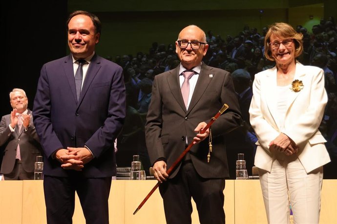 Jesús Lancis junto a la ex rectora Eva Alcón y al 'president' de la Generalitat, Juanfran Pérez Llorca