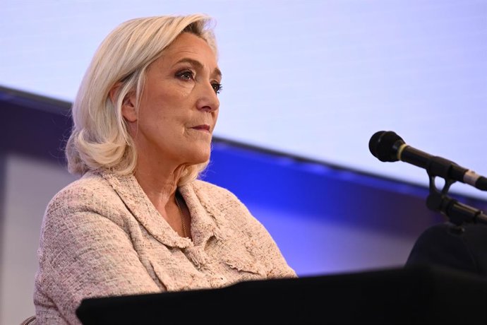 Archivo - Arquivo - 23 de outubro de 2025, França, Paris: A presidente do partido Agrupamento Nacional, Marine Le Pen, discursa durante uma coletiva de imprensa para apresentar o contra-orçamento do Agrupamento Nacional. Foto: Julien Mattia/Le Pictorium v