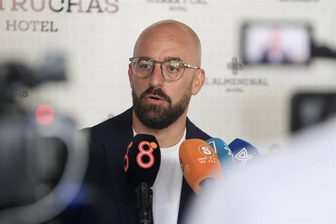 El vicepresidente cuarto y responsable de la red pública de hoteles de la Diputación de Cádiz, Germán Beardo, atiende a los medios en una imagen de archivo.