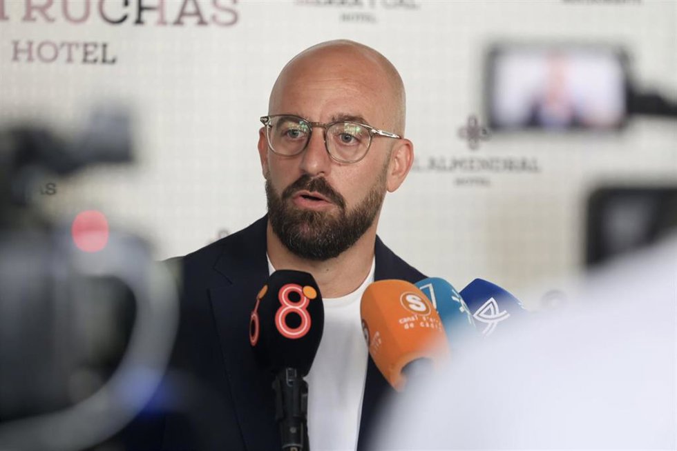 El vicepresidente cuarto y responsable de la red pública de hoteles de la Diputación de Cádiz, Germán Beardo, atiende a los medios en una imagen de archivo.