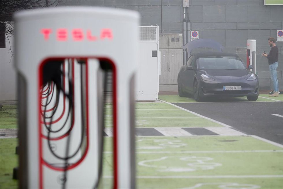 Archivo - Un vehículo en un punto de carga en una electrolinera, a 18 de diciembre de 2023, en Lugo, Galicia (España). La Asociación Española de Fabricantes de Automóviles y Camiones (ANFAC) estima que hay 25.180 puntos de Recarga de Acceso Público en Esp