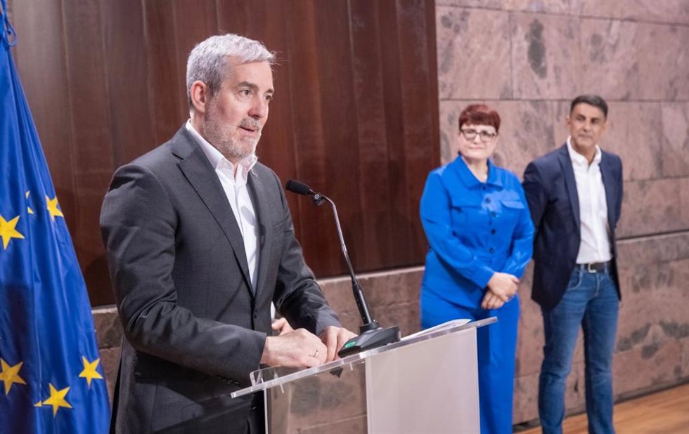 Archivo - El presidente de Canarias, Fernando Clavijo, en la firma del acuerdo que establece la aplicación del plus de residencia o insularidad previsto en el artículo 68 del V Convenio Colectivo estatal de reforma juvenil y protección de menores en Canar