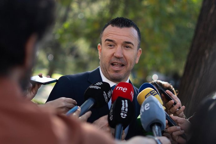 Archivo - El presidente de la Diputació de València, Vicent Mompó, ofrece declaraciones a la prensa